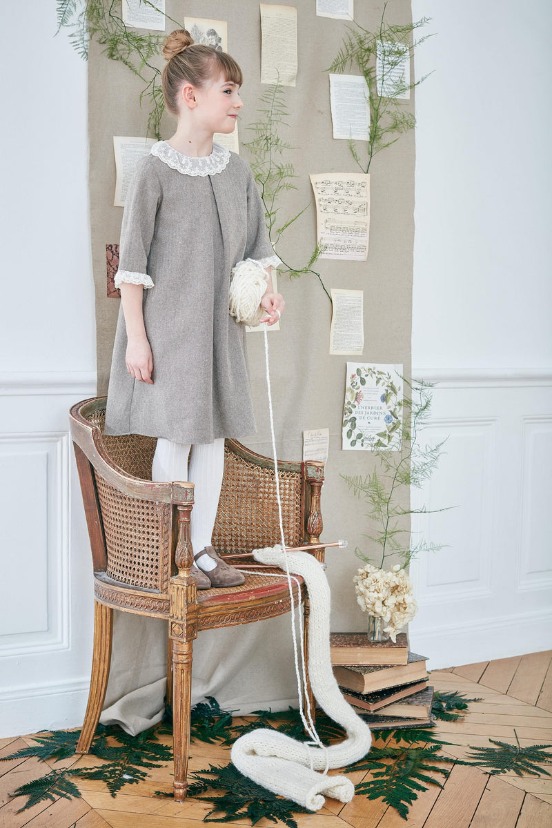 Madeleine, Dress with 3/4 ruffled sleeves, lace collar, in Brown herringbones with wool