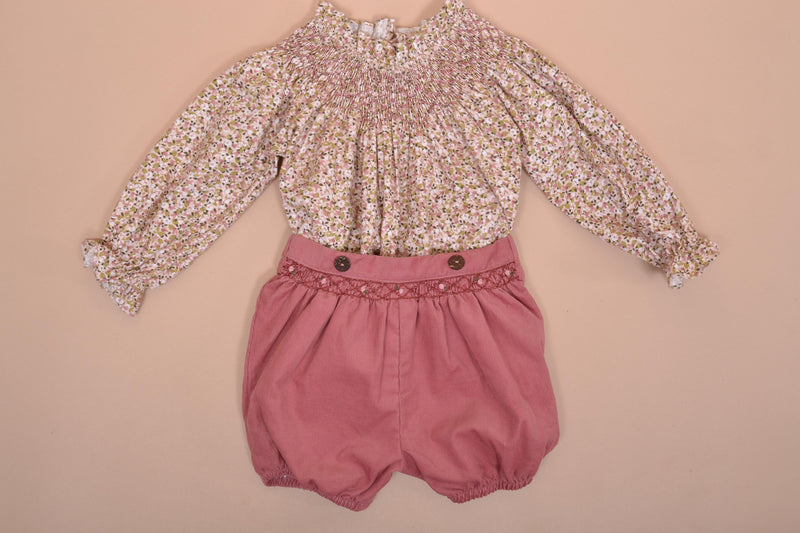 Maëline, Blouse fille à manches longues raglan, encolure entièrement smockée, en imprimé fleuri rose et kaki