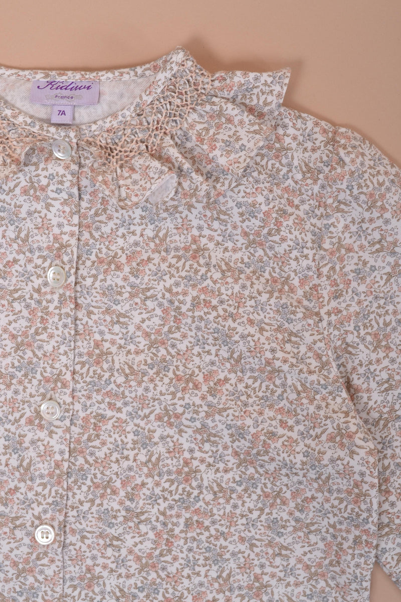 Nour, Blouse fille manches longues, col smocké à volants, en Rose nude / Imprimé fleuri bleu ciel - Nour, Girl's long-sleeved blouse, smocked ruffled collar, in Rose nude / Sky blue floral print