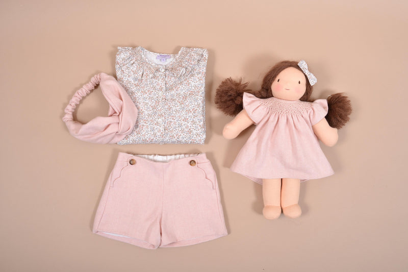 Nour, Blouse fille manches longues, col smocké à volants, en Rose nude / Imprimé fleuri bleu ciel - Nour, Girl's long-sleeved blouse, smocked ruffled collar, in Rose nude / Sky blue floral print