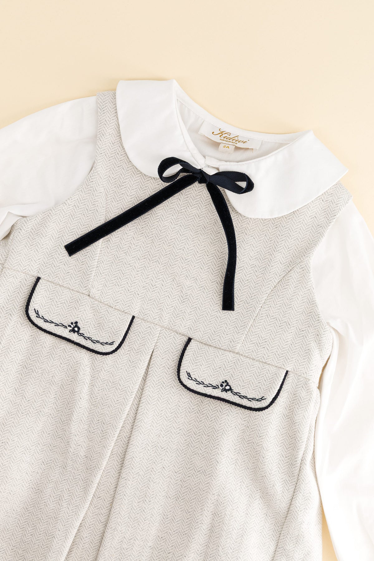 Octavia, Blouse pour fille en popeline blanche avec ruban bleu marine.