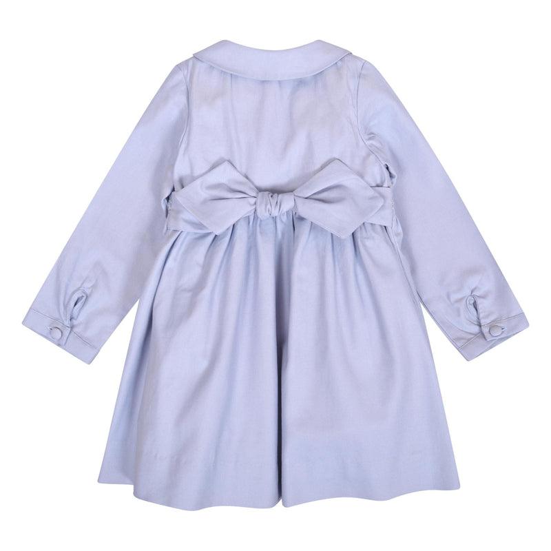 Oriana, Robe à manches longues droites, ouverture croisée, taille smockée, en sergé de coton bio bleu arctique - Oriana, Dress with long straight sleeves, double-breasted opening, smocked waist, in Artic blue organic cotton twill