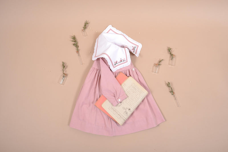 Paola, Robe à manches longues droites, col marin volanté avec broderie, ouverture devant, en Velours Côtelé Rose - Paola, Dress with long straight sleeves, ruffled sailor collar with  embroidery, front opening, in Pink Corduroy