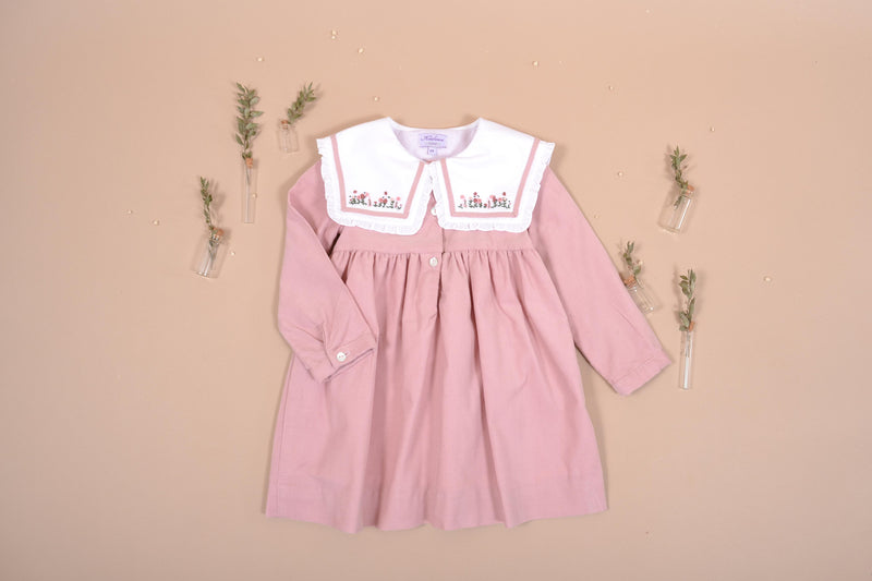 Paola, Robe à manches longues droites, col marin volanté avec broderie, ouverture devant, en Velours Côtelé Rose - Paola, Dress with long straight sleeves, ruffled sailor collar with  embroidery, front opening, in Pink Corduroy