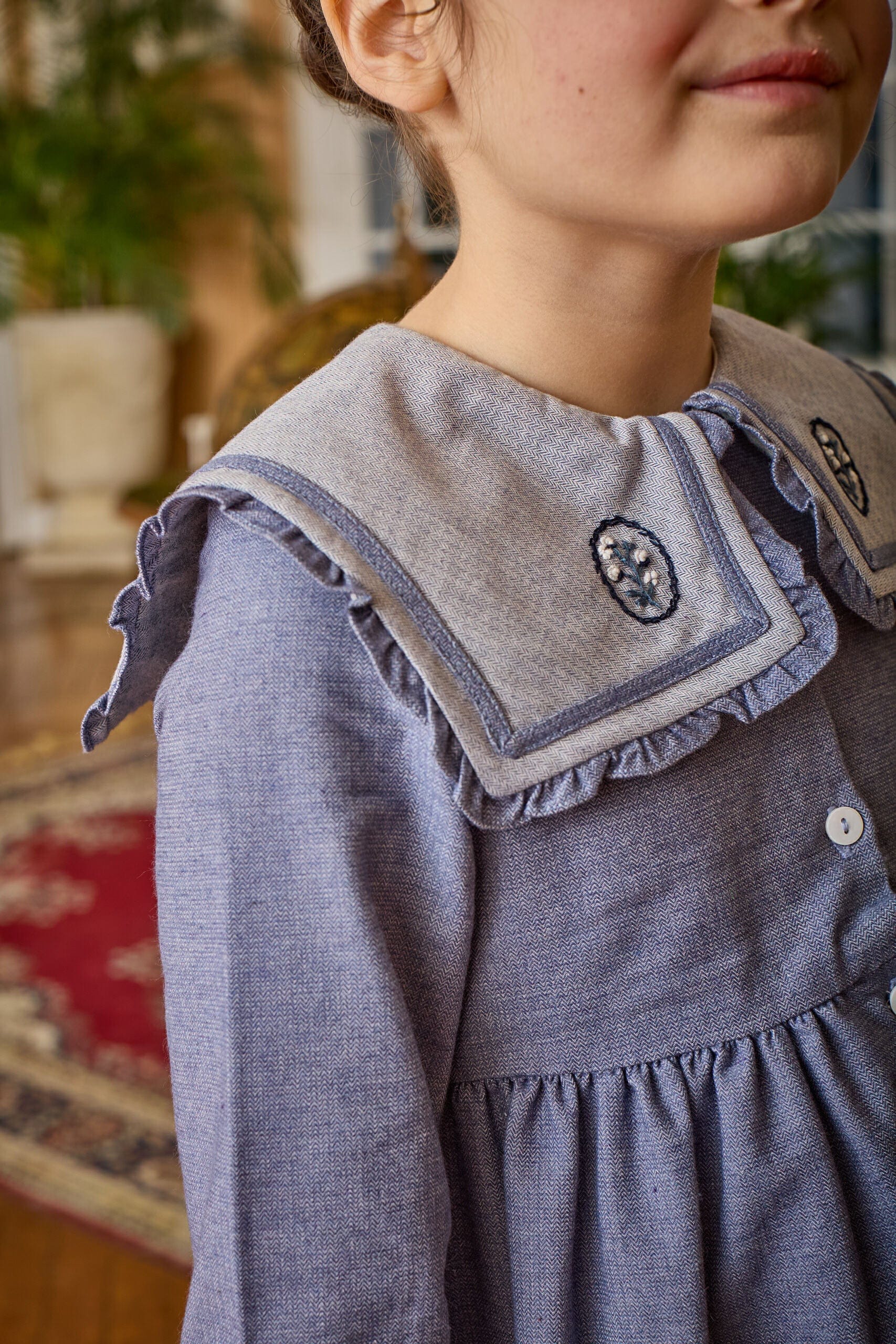 Paola, robe brodée à chevrons bleu denim