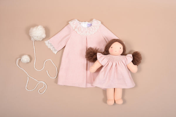 Pipa, Robe smockée pour poupée 36cm, en chevrons roses avec de la laine - Pipa, Smocked dress for 36cm dolls, in Pink herringbones with wool