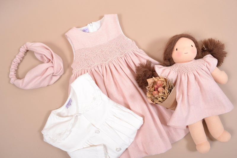 Pipa, Robe smockée pour poupée 36cm, en chevrons roses avec de la laine - Pipa, Smocked dress for 36cm dolls, in Pink herringbones with wool