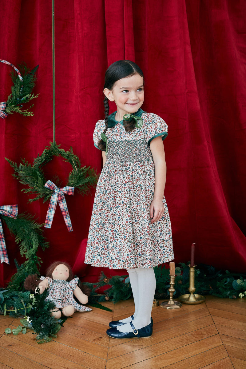 Pipa, Robe smockée pour poupées 36cm, en imprimé fleurs de Noël - Pipa, Smocked dress for 36cm dolls, in Christmas flower print