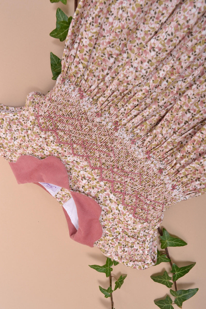 Ritha, Robe à manches ballons, col en velours festonné, taille smockée, en imprimé fleuri rose et kaki - Ritha, Dress with balloon sleeves, scalloped velvet collar, smocked waist, in Pink and khaki flower print