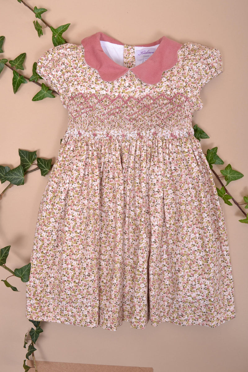 Ritha, Robe à manches ballons, col en velours festonné, taille smockée, en imprimé fleuri rose et kaki - Ritha, Dress with balloon sleeves, scalloped velvet collar, smocked waist, in Pink and khaki flower print