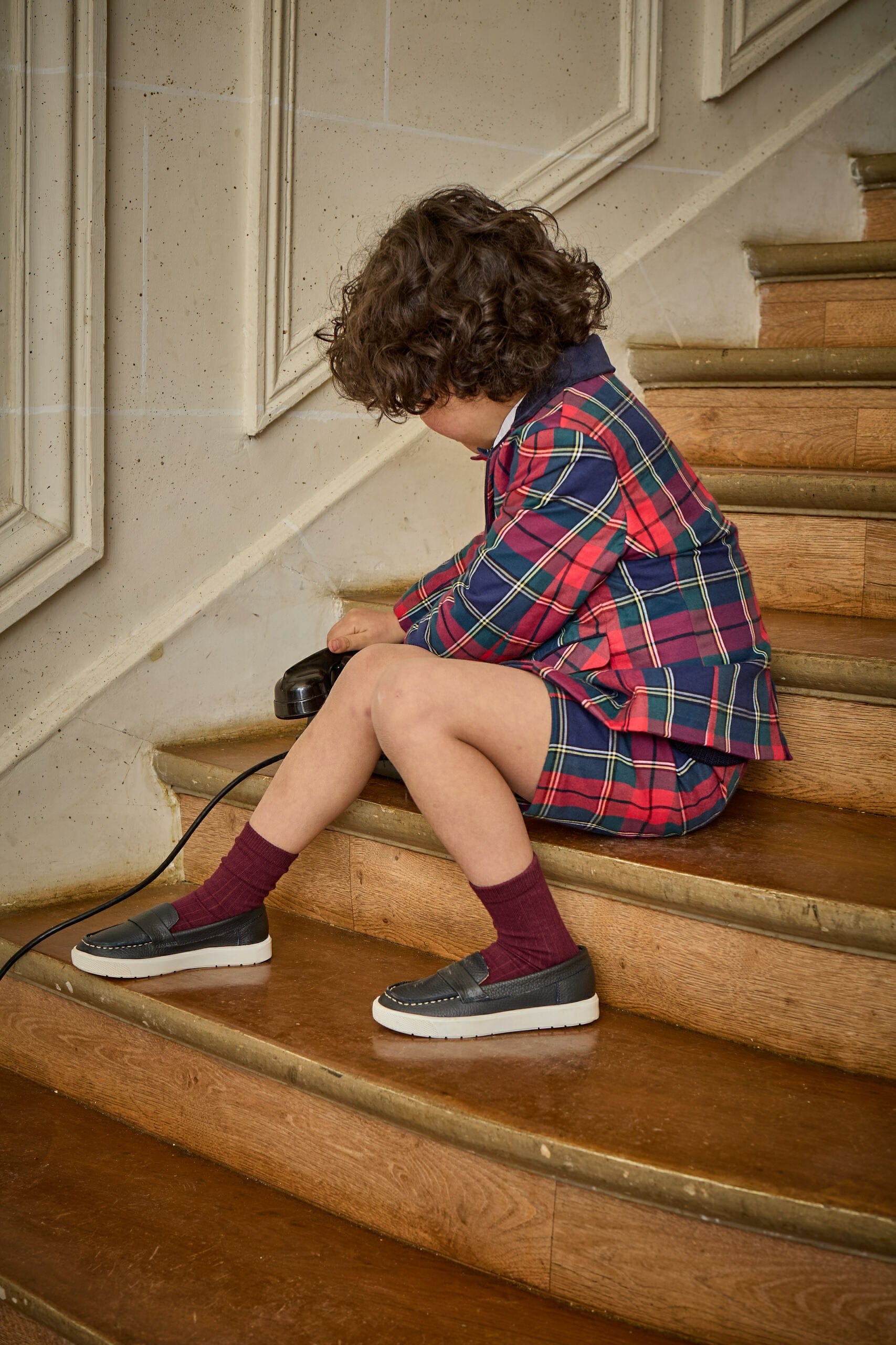 Silène, short garçon, en bleu marine et tartan rouge