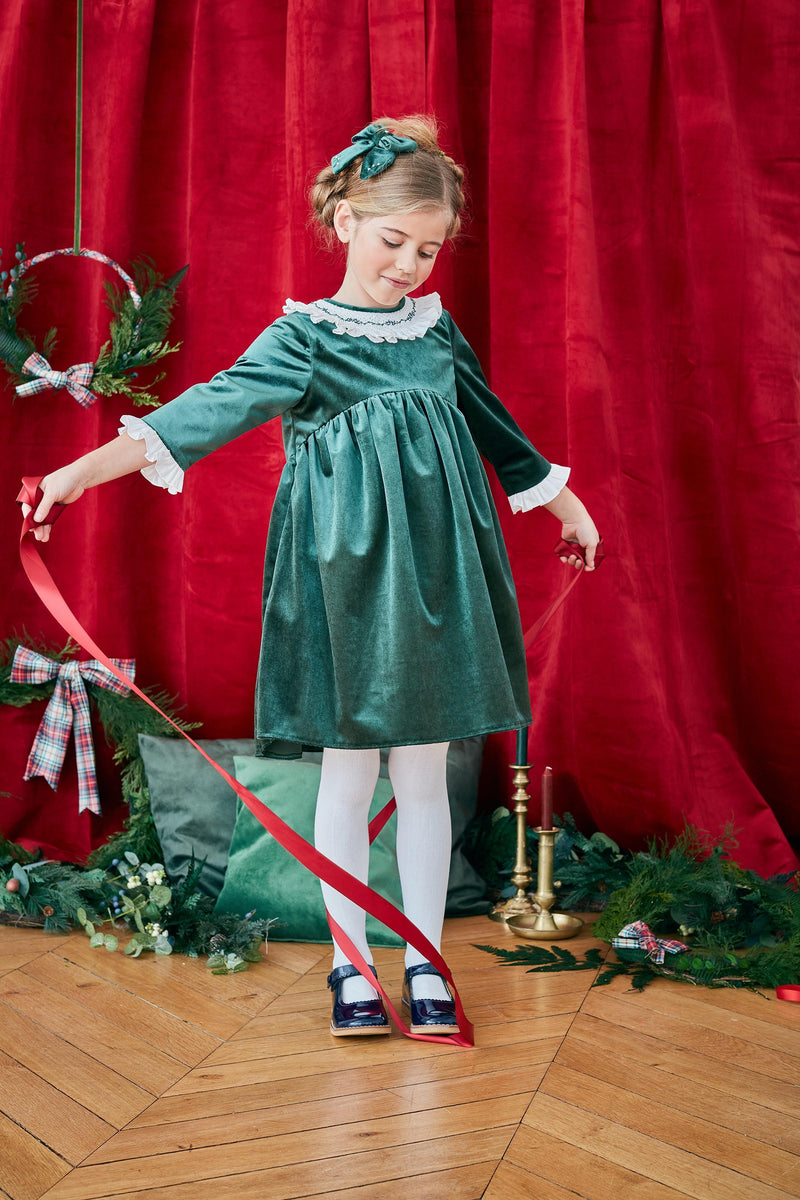 Swann, Robe à col volanté smocké et brodé, découpe taille arrondie, ouverture dos zippée, en velours vert Emeraude - Swann, Dress with smocked and embroidered ruffle collar, rounded waist cutout, zipped back opening, in Emerald green velvet