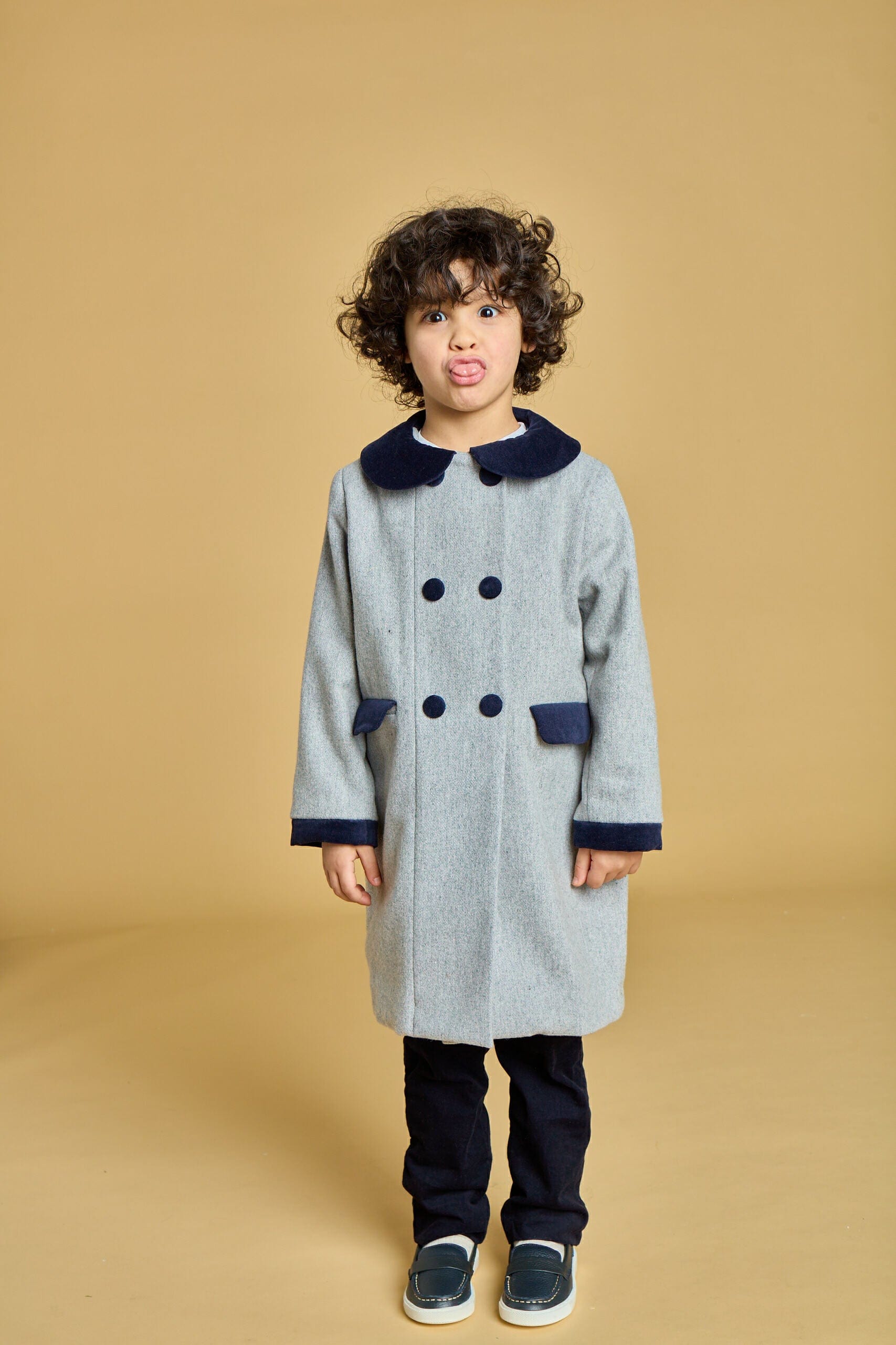 Toni, manteau en laine grise, détails en velours marine