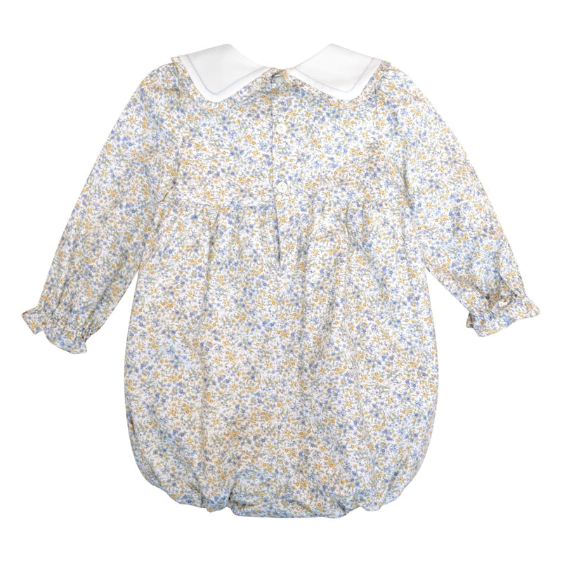 Véra, Barboteuse bébé fille manches longues, double col volanté, taille smockée, imprimé fleuri bleu ciel/moutarde - Véra, Baby girl's long-sleeved romper, double ruffled collar, smocked waist, in Sky blue/mustard floral print