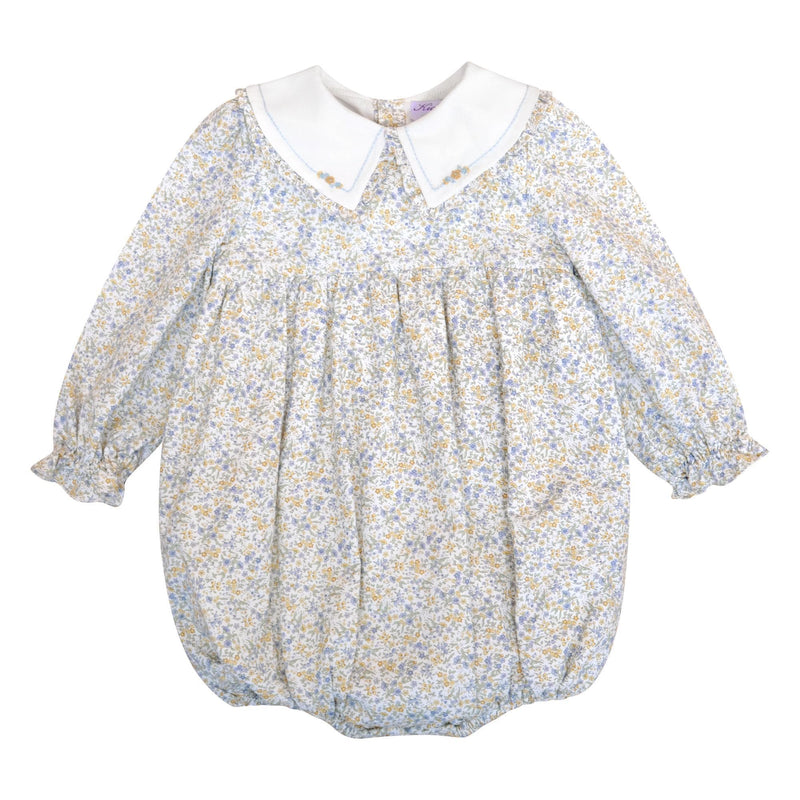Véra, Barboteuse bébé fille manches longues, double col volanté, taille smockée, imprimé fleuri bleu ciel/moutarde - Véra, Baby girl's long-sleeved romper, double ruffled collar, smocked waist, in Sky blue/mustard floral print