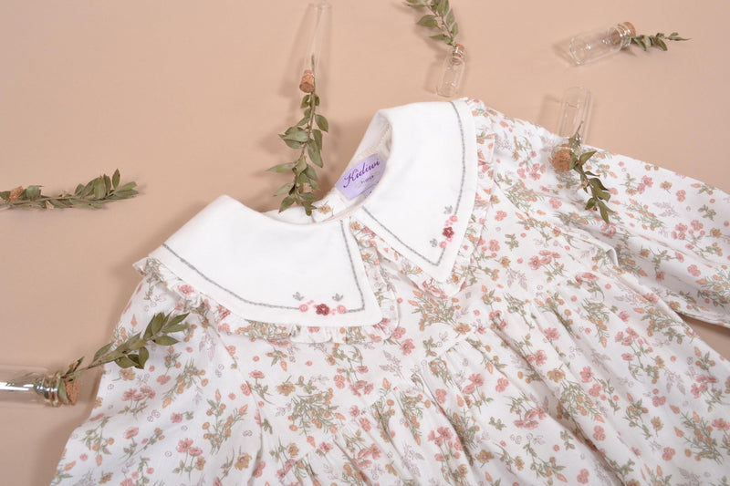 Véra, Barboteuse bébé fille manches longues, double col volanté, taille smockée, imprimé Herbier rose thym - Véra, Baby girl's long-sleeved romper, double ruffled collar, smocked waist, in Pink thyme Herbarium print