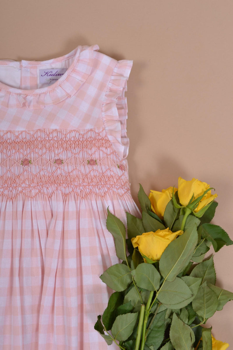 Acacia, Robe sans manche col et manche volanté, smock à la taille, vichy nude 10mm - Sleeveless dress with ruffled collar and sleeves, smock at the waist, nude gingham 10mm