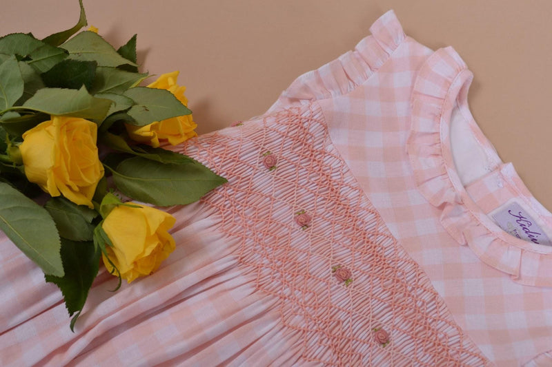 Acacia, Robe sans manche col et manche volanté, smock à la taille, vichy nude 10mm - Sleeveless dress with ruffled collar and sleeves, smock at the waist, nude gingham 10mm