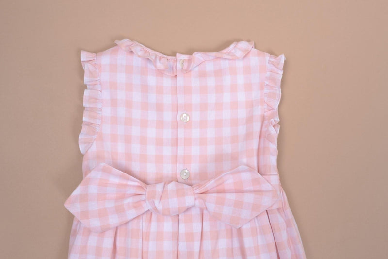 Acacia, Robe sans manche col et manche volanté, smock à la taille, vichy nude 10mm - Sleeveless dress with ruffled collar and sleeves, smock at the waist, nude gingham 10mm