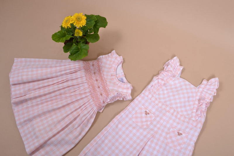 Acacia, Robe sans manche col et manche volanté, smock à la taille, vichy nude 10mm - Sleeveless dress with ruffled collar and sleeves, smock at the waist, nude gingham 10mm