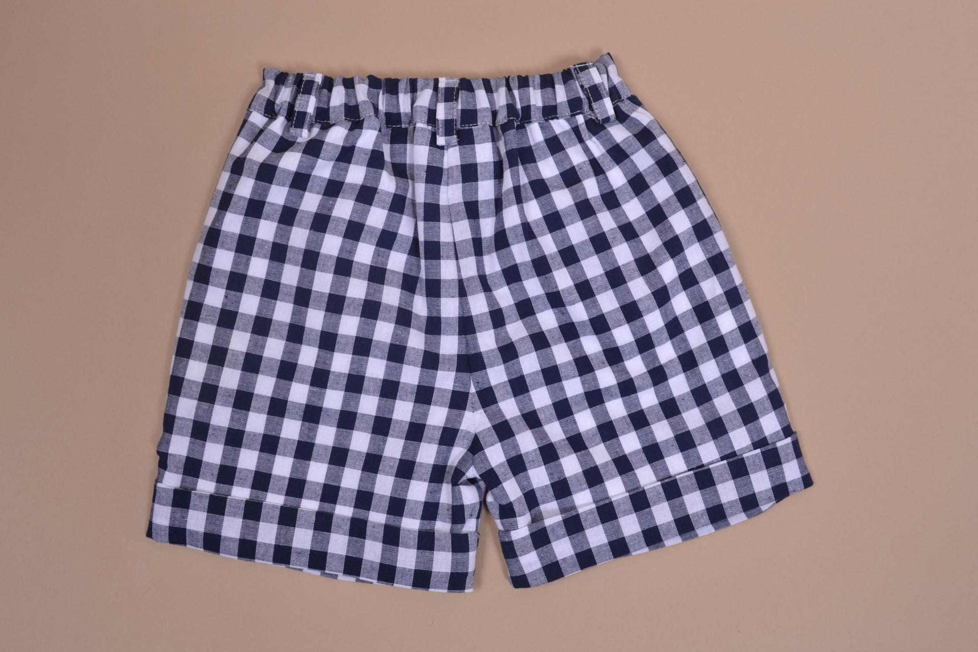 Adam, short garçon avec 2 poches italiennes, en vichy marine 10mm - boy's shorts with 2 Italian pockets, in 10mm navy gingham