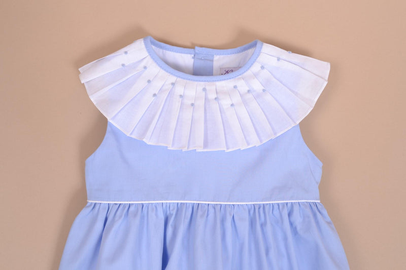 Aloé,robe sans manche avec un passepoil blanc à la taille, col plissé et brodé, en coton bio bleuet