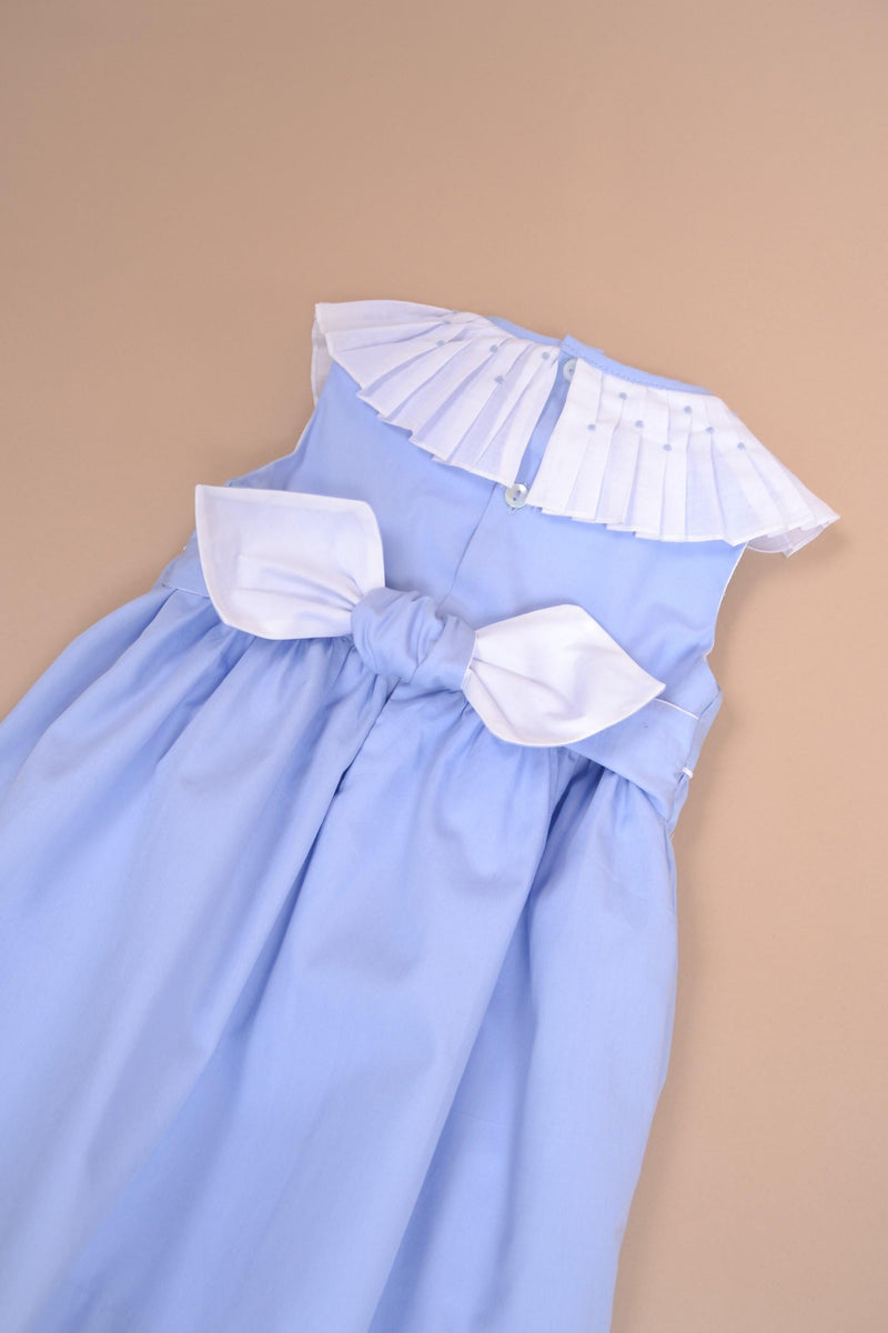 Aloé,robe sans manche avec un passepoil blanc à la taille, col plissé et brodé, en coton bio bleuet