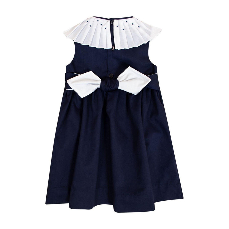 Aloé, robe sans manche avec un passepoil blanc à la taille, col plissé et brodé, en piqué de coton marine - sleeveless dress with white piping at the waist, pleated and embroidered collar, in navy cotton piqué