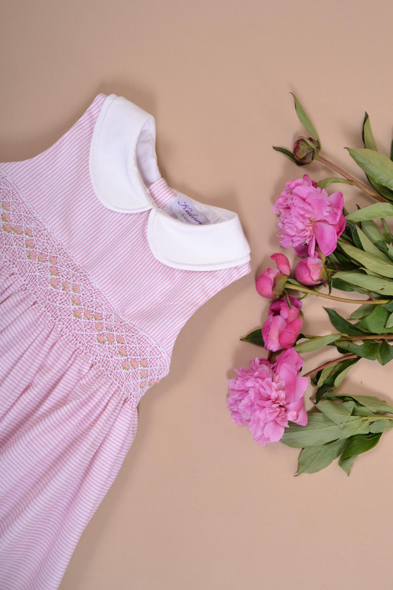 Azalée, robe sans manche, col claudine, smockée à la taille, en petites rayures roses et blanches 1mm - sleeveless dress, peter pan collar, smocked at the waist, in small pink and white stripes 1mm
