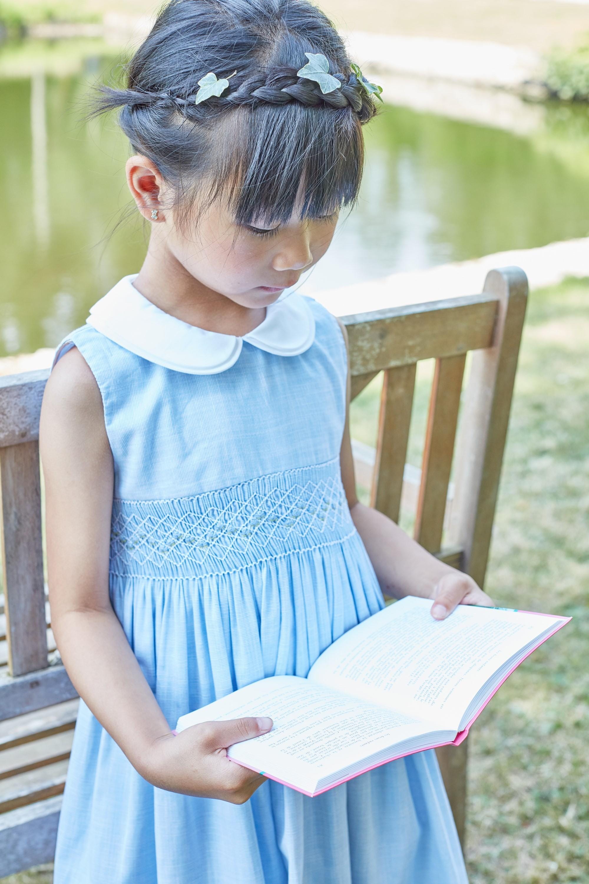 Azalée, robe sans manche, col claudine, smockée à la taille, en rayures bleues et blanches 1mm-sleeveless dress, peter pan collar, smocked at the waist, in 1mm blue and white stripes