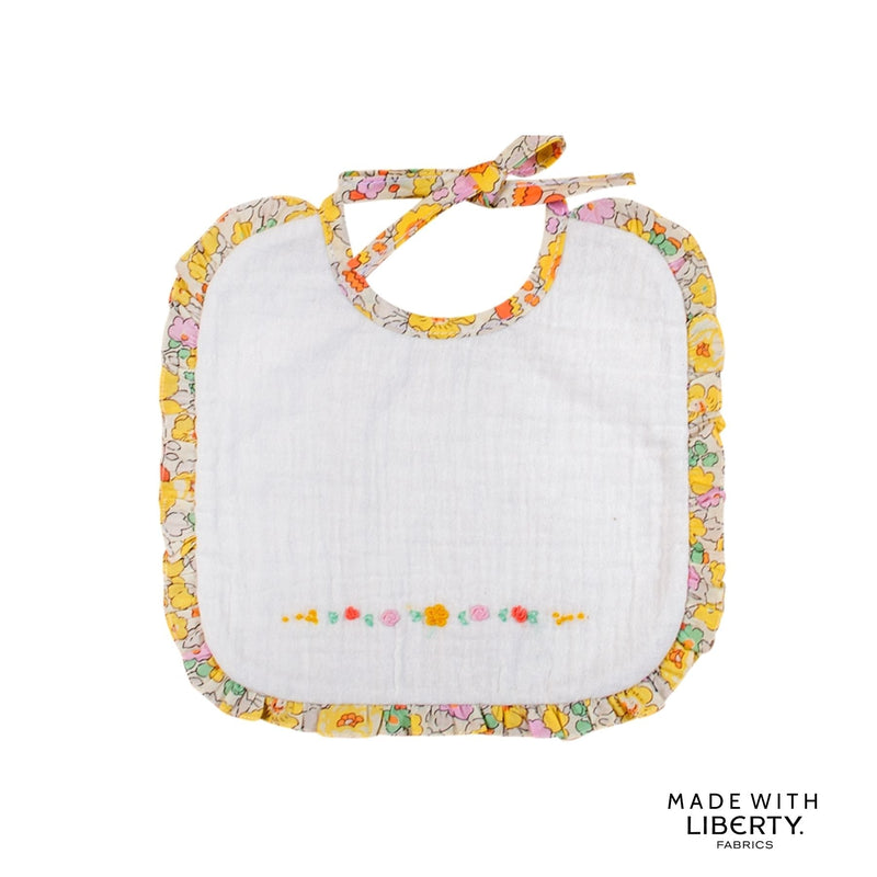 Bavoir brodé main, volants en Liberty soleil rose