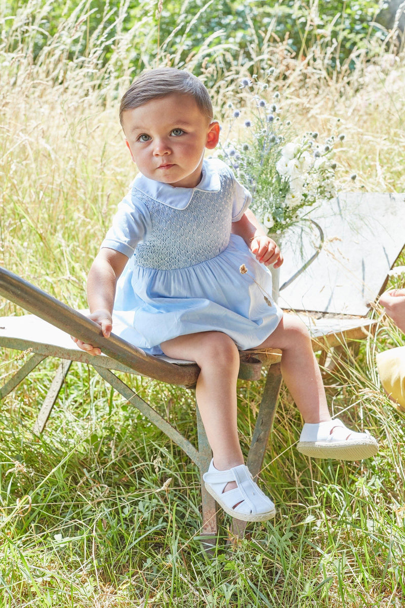 Bleuet, barboteuse bébé manches courtes, col macmilan, buste entièrement  smocké, en chambray ciel