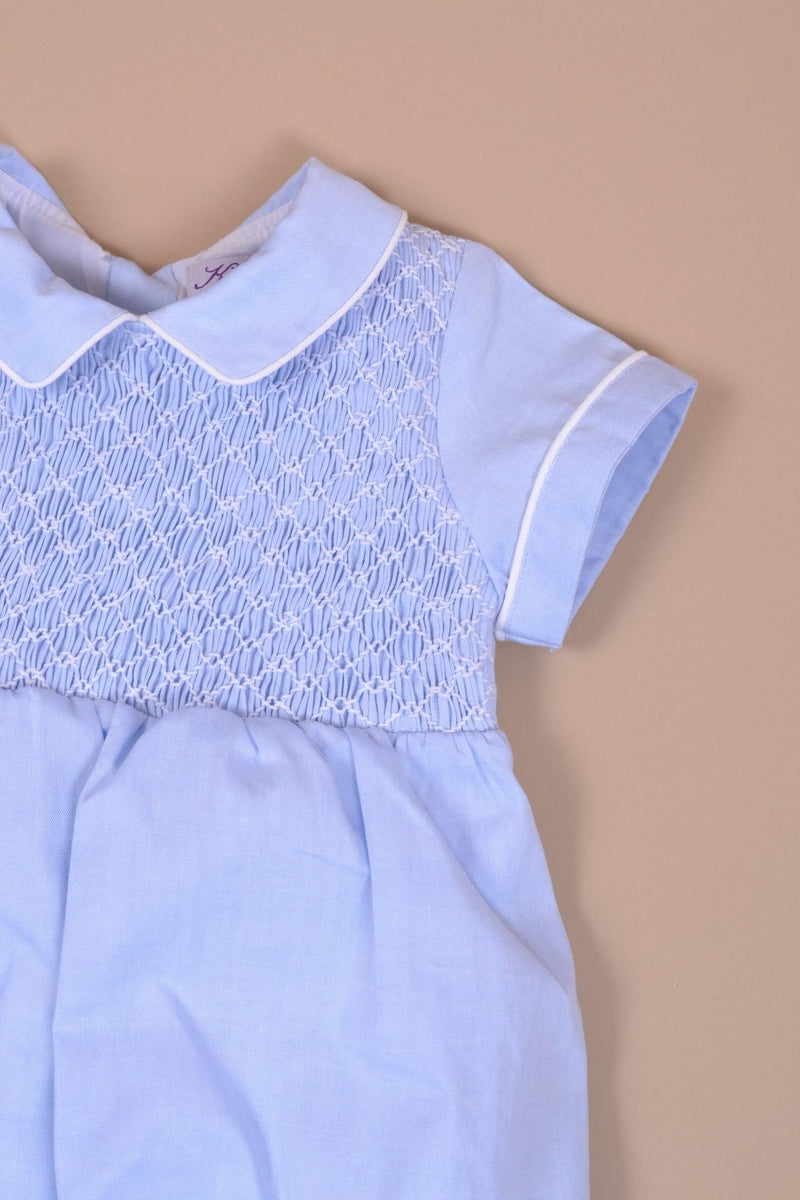 Bleuet, barboteuse bébé manches courtes, col macmilan, buste entièrement smocké, en chambray ciel - short-sleeved baby romper, macmilan collar, fully smocked bust, in sky blue chambray