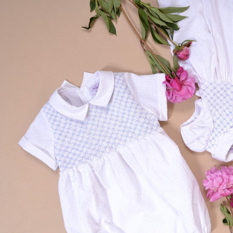 Bleuet,barboteuse bébé manches courtes, col macmilan, buste entièrement smocké, en seersucker blanc-short-sleeved baby romper, macmilan collar, fully smocked bust, in white seersucker