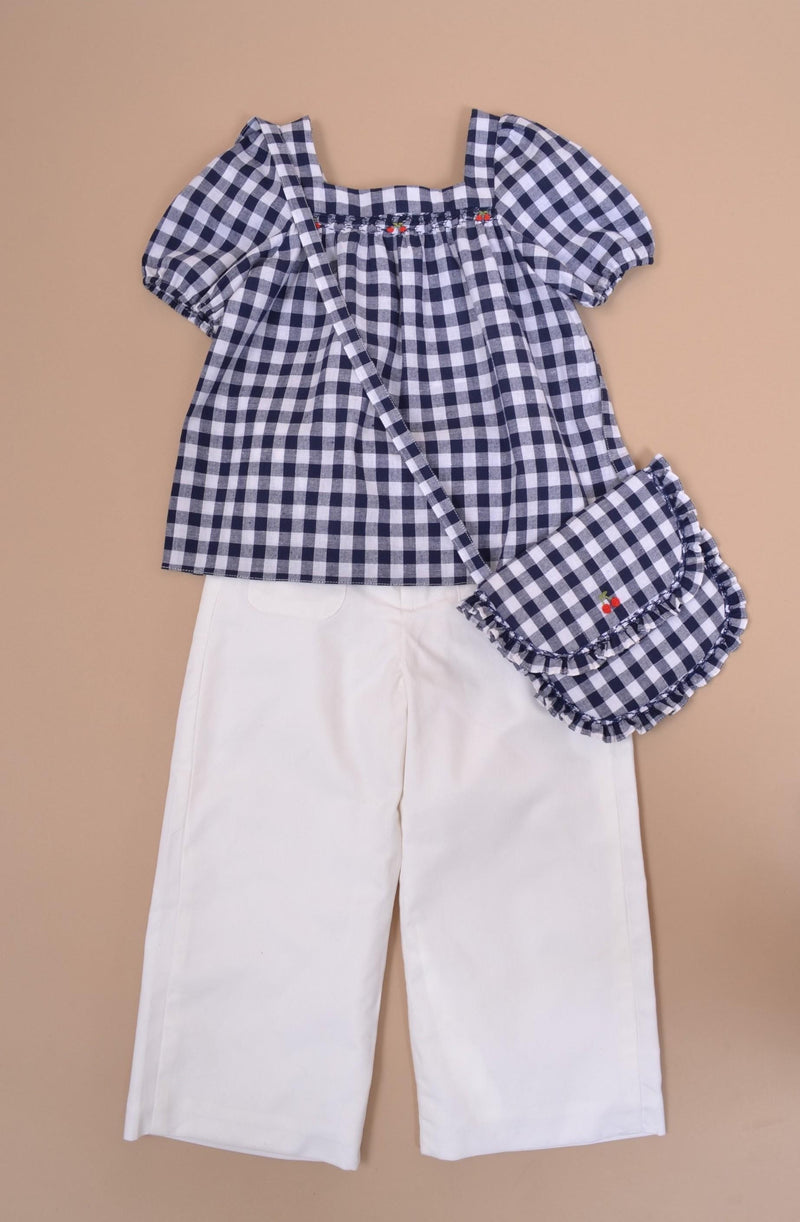 Camilla, pantalon fille, poches plaquées sur le devant avec 2 boutons bombés dorés, en piqué de coton blanc - girl's trousers, patch pockets on the front with 2 domed golden buttons, in white cotton piqué