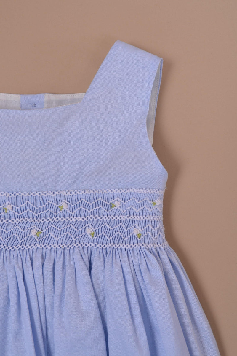 Cardamine, robe sans manche, encolure carrée, smockée à la taille, en chambray ciel