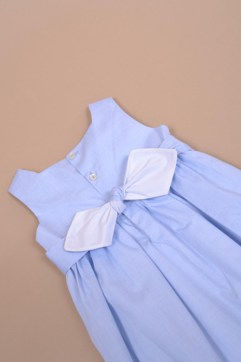 Cardamine, robe sans manche, encolure carrée, smockée à la taille, en chambray ciel