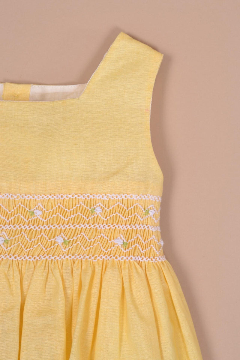 Cardamine, robe sans manche, encolure carrée, smockée à la taille, en lin-coton jaune