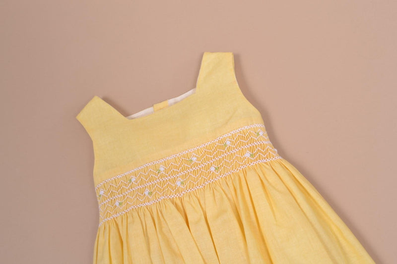 Cardamine, robe sans manche, encolure carrée, smockée à la taille, en lin-coton jaune