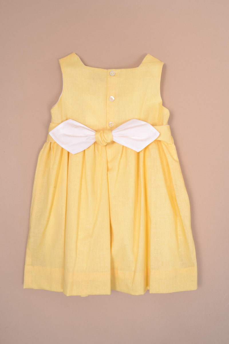 Cardamine, robe sans manche, encolure carrée, smockée à la taille, en lin-coton jaune
