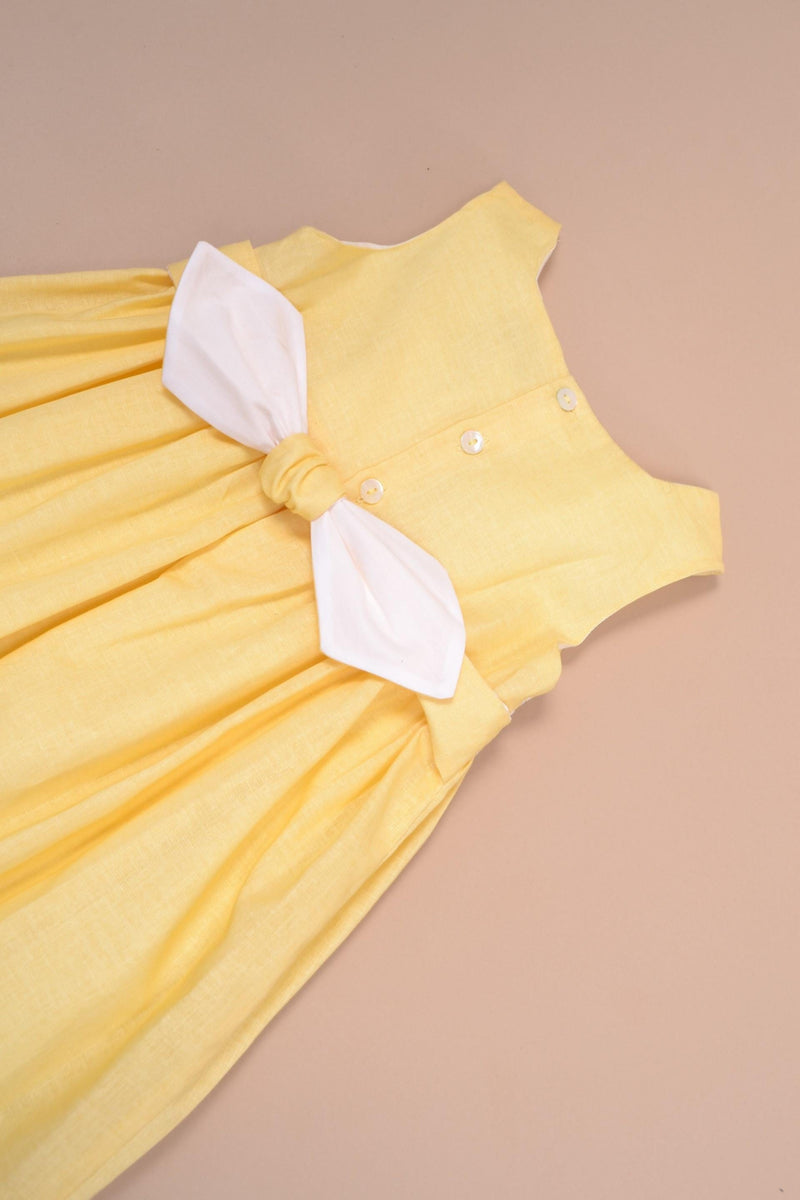 Cardamine, robe sans manche, encolure carrée, smockée à la taille, en lin-coton jaune - sleeveless dress, square neckline, smocked at the waist, in yellow linen-cotton