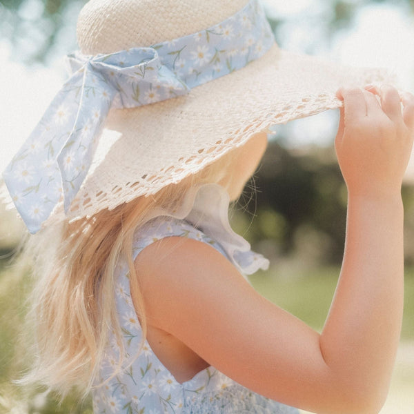 Chapeau en raphia, ruban imprimé bleu pâquerettes BIO