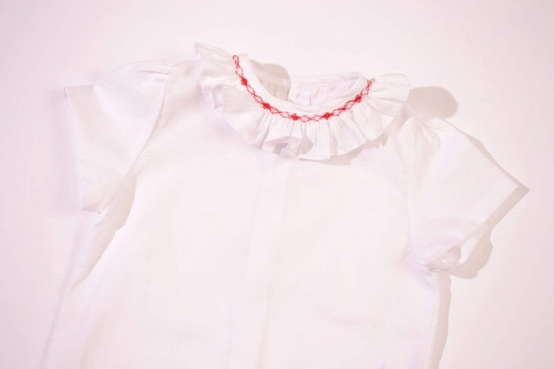 Chemise blanche à manches courtes et col à volants smockés rouges