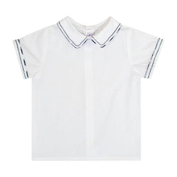 Clovis, chemise garçon manches courtes, col macmilan et bout de manches passepoilé et brodé marine, en popeline blanche - White poplin boy's short-sleeved shirt, mac milan collar, in Navy gingham piping and navy embroideries on sleeve ends