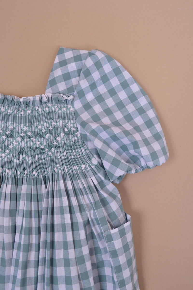 Crocuséa,robe manches courtes bouffantes, encolure carrée et taille smockée, en vichy 10mm vert thym-dress with short puffed sleeves, square neckline and smocked waist, in thyme green 10mm gingham