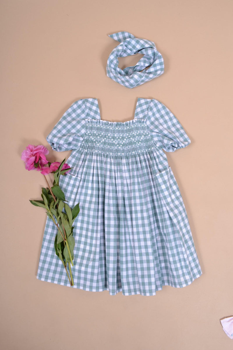 Crocuséa,robe manches courtes bouffantes, encolure carrée et taille smockée, en vichy 10mm vert thym-dress with short puffed sleeves, square neckline and smocked waist, in thyme green 10mm gingham