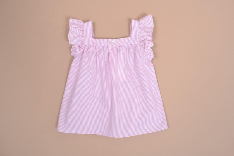 Dianella, blouse fille manches volants, encolure carrée et taille brodée, ouverture dans le dos, en rayures roses et blanches 1mm - Girl's blouse with ruffled sleeves, square smocked neckline, opening in the back, in 1mm pink and white stripes