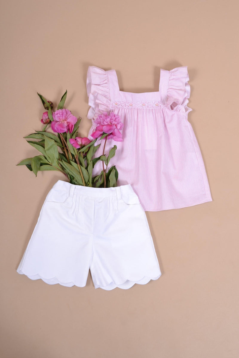 Dianella, blouse fille manches volants, encolure carrée et taille brodée, ouverture dans le dos, en rayures roses et blanches 1mm - Girl's blouse with ruffled sleeves, square smocked neckline, opening in the back, in 1mm pink and white stripes