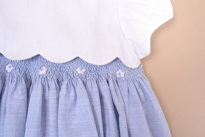 Festony, balloon-sleeved dress top in scalloped white cotton piqué, smocked bottom and embroidered at the waist in 1mm blue and white stripes