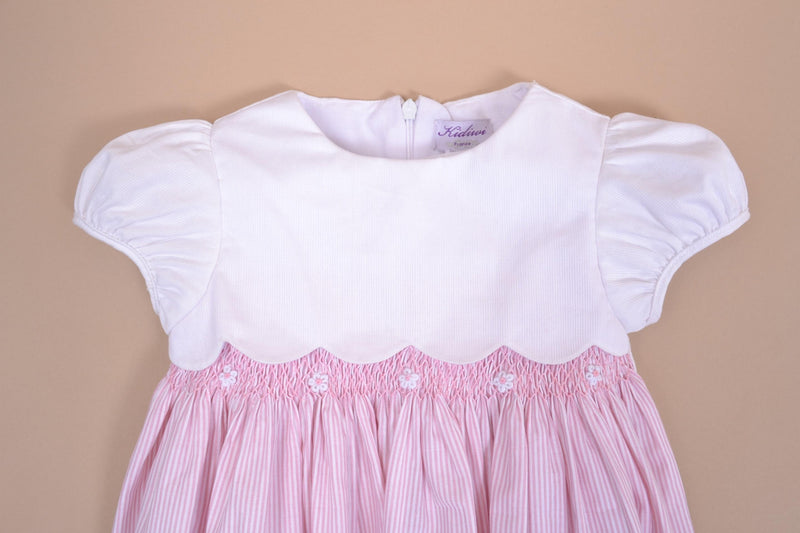 Festony, balloon-sleeved dress top in scalloped white cotton piqué, smocked bottom and embroidered at the waist in 1mm pink and white stripes